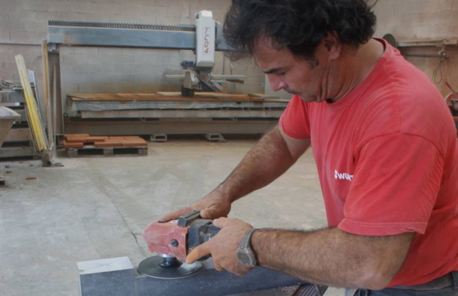 shaping the lintel of a Terramonté® heat-accumulating stove